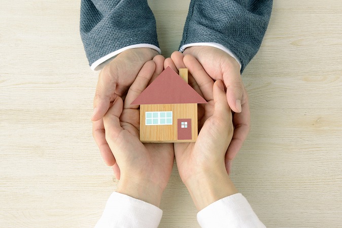 家を包む手